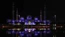 Suasana Masjid Agung Sheikh Zayed ketika umat Muslim bersiap melaksanakan salat tarawih pertama di Abu Dhabi, Rabu (17/5). Dengan luas area sekitar 22, 412 meter persegi, masjid ini mampu menampung lebih dari 40,000 jemaah. (AFP PHOTO/KARIM SAHIB)