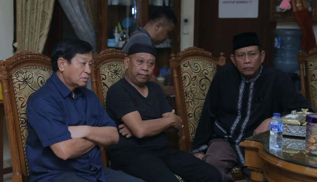 Para tamu turut memberikan penghormatan terakhir pada almarhum. Hadir juga Mantan Menteri Perhubungan Agum Gumelar dan teman artis dan komedi lainnya. Doa serta ucapan belasungkawa terus mengalir di kediaman Tukul. (Andi Masela/Bintang.com)