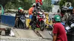 Kendaraan roda dua tetap melintas walaupun sudah ditutup di perlintasan kereta api di kawasan Tanah Abang-Palmerah Jakarta, Jumat (24/6/2022). PT Kereta Api Indonesia (Persero) atau KAI Daop 1 Jakarta menutup enam perlintasan liar sebagai upaya mewujudkan keselamatan dan keamanan perjalanan KA serta masyarakat. (Liputan6.com/Faizal Fanani)