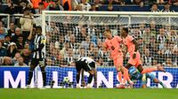 Striker Barcelona, Marcus Rashford berlari bersama Robert Lewandowski setelah mencetak gol ke gawang Newcastle United pada fase liga Liga Champions 2025/2026 di St James's Park, Jumat (19/9/2025) dini hari WIB. (AFP/Oli Scarff)