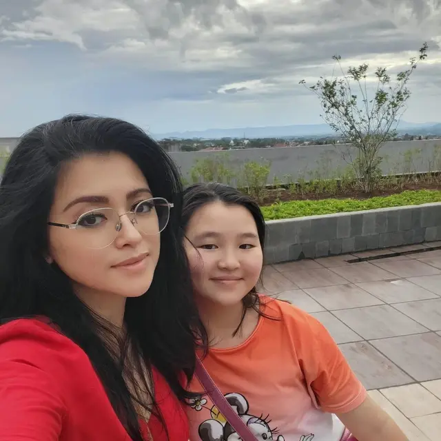 Ungkap Rindu Ayah, Ini 6 Kebersamaan Adellicia Hariwijaya dan Nessa Sadin Ibundanya