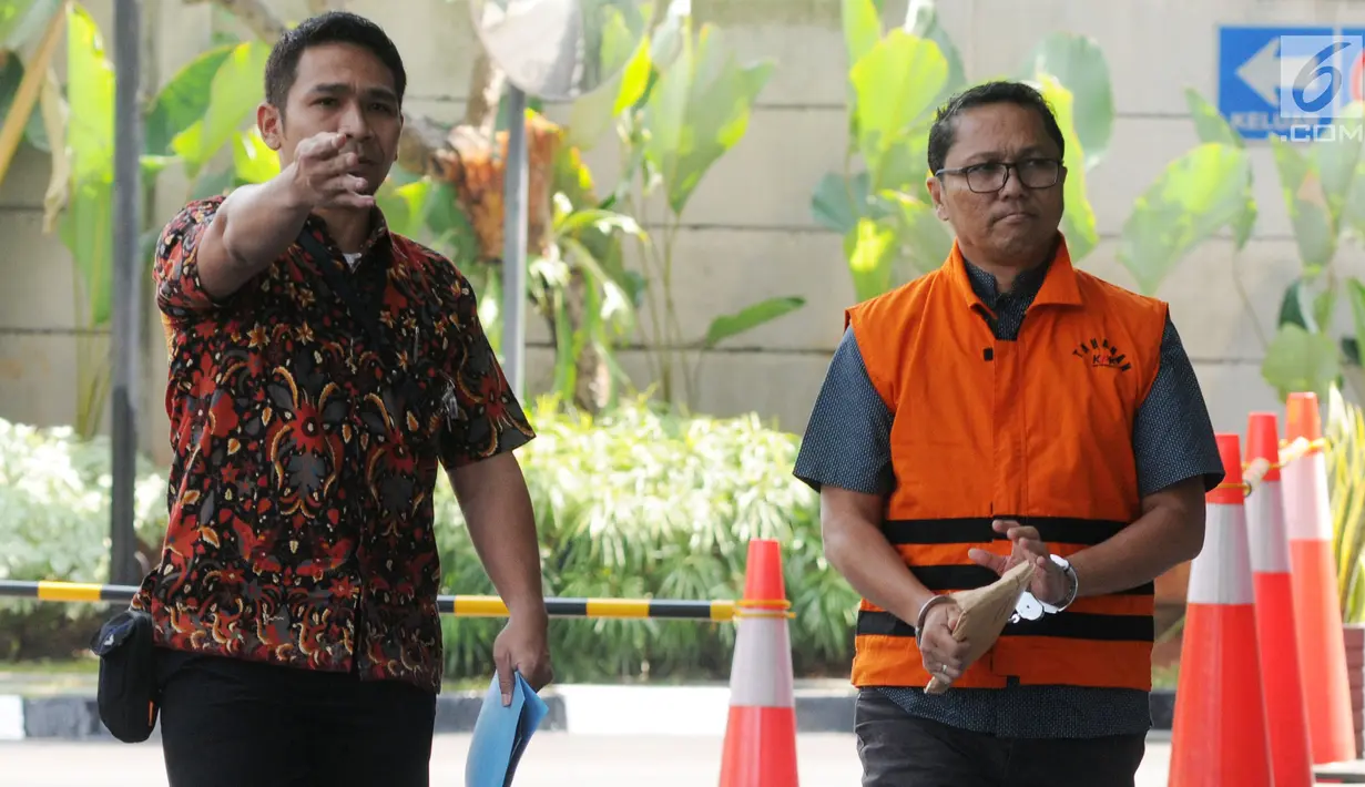 Kepala Bidang Perikanan Tangkap Dinas Kelautan dan Perikanan Provinsi Kepulauan Riau Budi Hartono (kanan) akan menjalani pemeriksaan perdana pascapenahanan di Gedung KPK, Jakarta, Selasa (16/7/2019). Budi diperiksa sebagai tersangka dugaan suap izin lokasi rencana reklamasi. (merdeka.com/DwiNarwoko)
