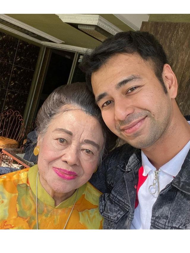 Bergaya Glamor, Ini 6 Potret Mamih Popon Nenek Raffi Ahmad