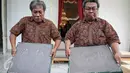 Pematung Amboro Liring (kanan) bersama rekannya menunjukkan bekas injakan kaki dan tangan Presiden Joko Widodo di Istana Merdeka, Jakarta, Selasa (13/10/2015). Cetakan tersebut akan diletakkan di Taman Pintar Yogyakarta. (Liputan6.com/Faizal Fanani)