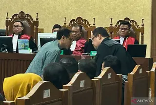 Terdakwa kasus dugaan korupsi Chromebook, Nadiem Anwar Makarim (kiri) berkonsultasi dengan penasihat hukum dalam sidang dakwaan di Pengadilan Tipikor pada PN Jakpus. (Antara)
