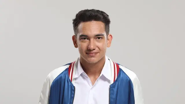 7 Potret Gaya Rambut Adipati Dolken, Tampil Kocak dengan Kuncir Dua