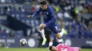 Penyerang Chelsea, Kai Havertz, mencetak gol ke gawang Manchester City pada laga final Liga Champions di Stadion Dragao, Minggu (30/5/2021). Chelsea sementara unggul 1-0 di babak pertama. (Jose Coelho/Pool via AP)