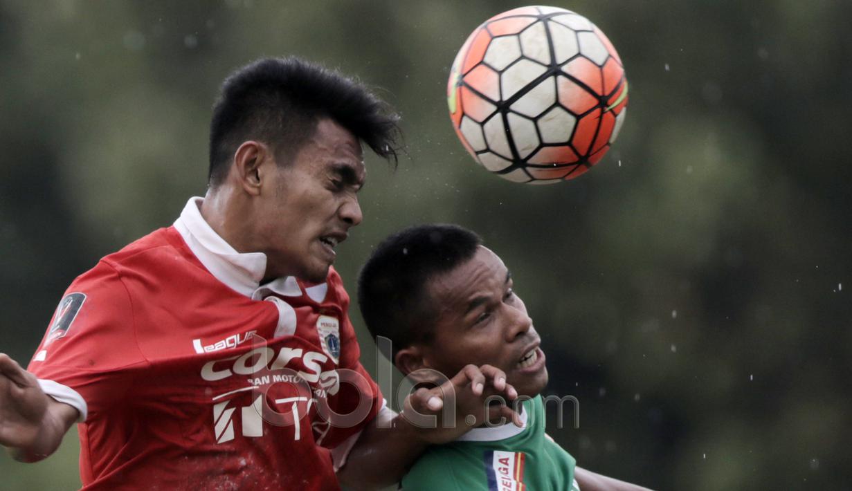 Duel pemain Persija Jakarta, Umanailo (kiri) dengan pemain PS TNI, Manahati Lestusen pada laga uji coba di GOR Ahmad Yani, Cilangkap, Minggu (9/4/2017). PS TNI bermain imbang lawan Persija. (Bola.com/Nicklas Hanoatubun)