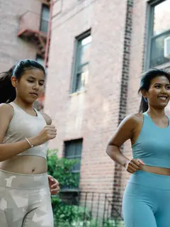 Cara membangun kebiasaan lari secara bertahap agar tubuh lebih siap dan pengalaman fun run terasa semakin menyenangkan. (Foto/Dok: Pexels)