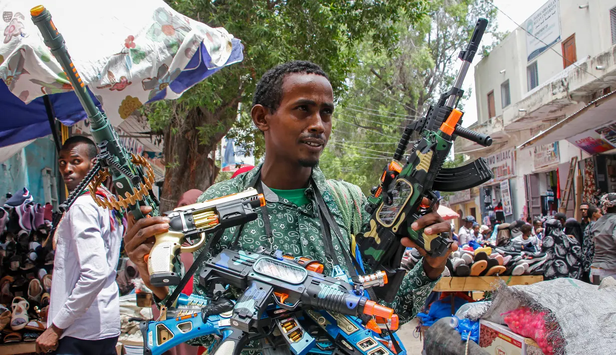 Seorang pedagang menjual senjata mainan jelang Hari Raya Idul Fitri yang menandai akhir bulan puasa Ramadhan, di Mogadishu, Somalia, (19/5/2020). (AP Photo/Farah Abdi Warsameh)