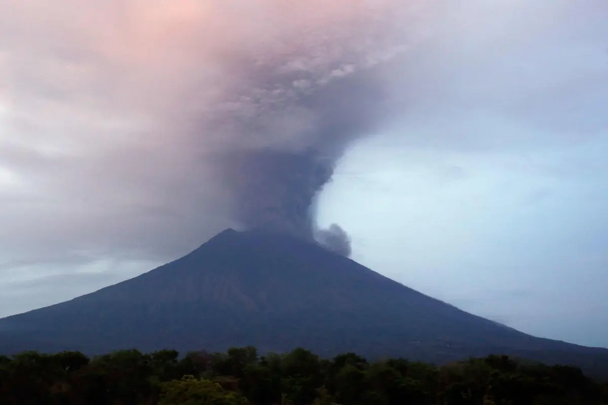 Gunung Agung Meletus