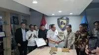 Kerja sama IMI, KADIN, Dan Menteri Perlindungan Pekerja Migran Indonesia. melakukan simbolis kerja sama untuk terwujudnya acara formula 1 (Foto ; Satria Aji Saputra)