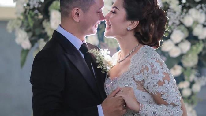 Beda Usia 15 Tahun lebih, Potret 6 Pasangan Artis Ini Dikenal Romantis (sumber:Instagram/emmawarokkaofficial)