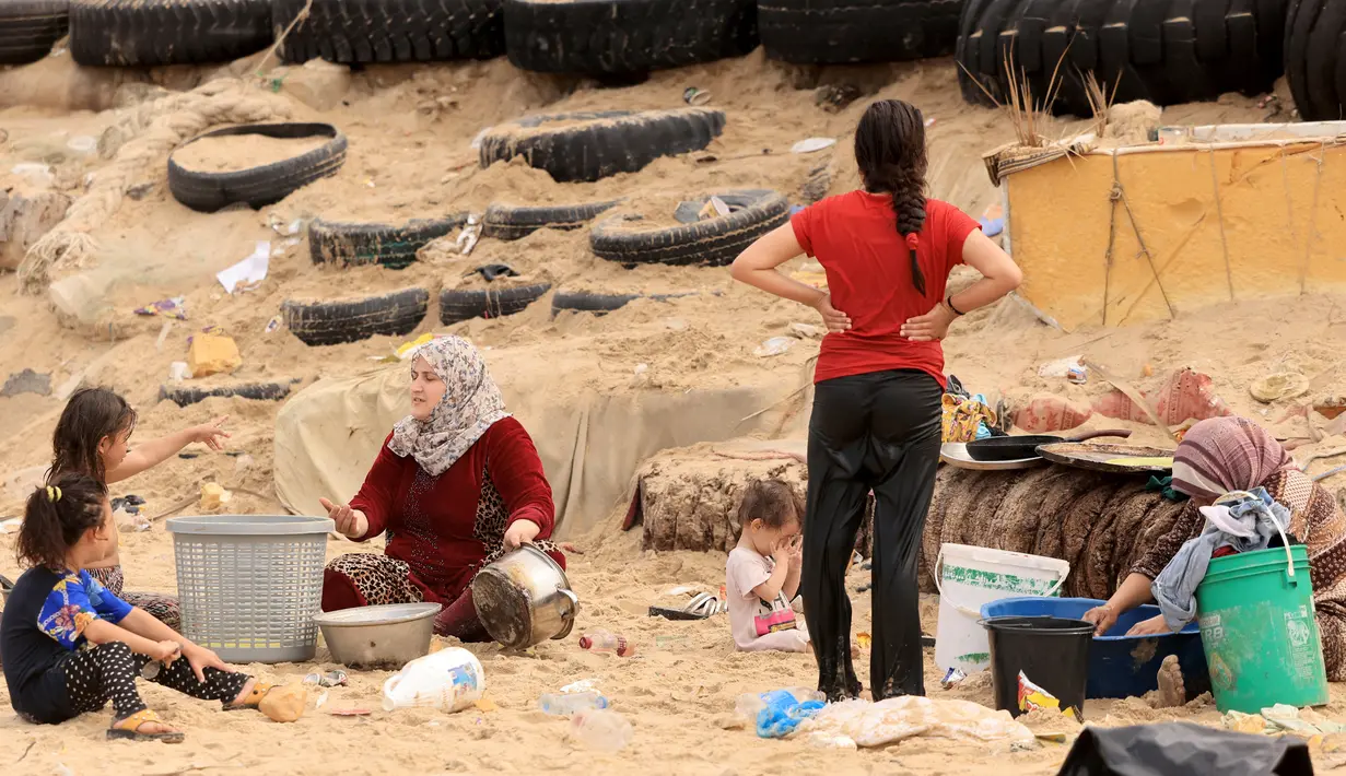 Menurut PBB, warga Gaza kini hidup dengan kebutuhan air kurang dari 3 liter per hari. (MAHMUD HAMS / AFP)
