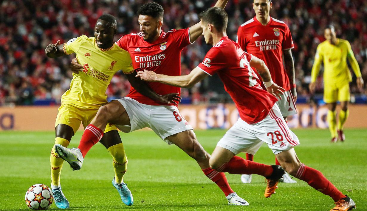 Naby Keita tampil apik untuk Liverpool pada laga ini. Ia menjadi motor serangan The Reds ke pertahanan lawan. Gelandang cerdas itu menutup malam yang indah dengan memberi umpan kepada Luis Diaz untuk gol ketiga yang sangat penting. (AFP/Carlos Costa)