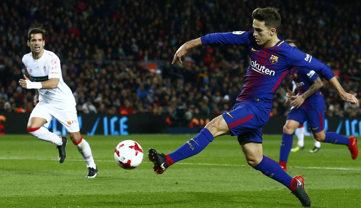 Bek Barcelona, Denis Suarez, melepas tendangan saat melawan Murcia pada babak 32 besar Copa del Rey di Stadion Camp Nou, Barcelona, Rabu (29/11/2017). Barcelona menang 5-0 atas Murcia dan lolos dengan agregat 8-0. (AP/Manu Fernandez)