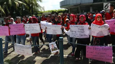 Puluhan mantan karyawan 7-Eleven (Sevel) membawa poster saat melakukan aksi di Jakarta, Rabu (22/2). Mereka mendesak agar PT Sevel Indonesia (MSI) segera membayarkan pesangon. (Liputan6.com/Angga Yuniar)