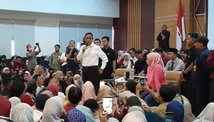Calon presiden nomor urut satu Anies Baswedan dalam dialog publik di Universitas Bina Bangsa, Serang, Banten, Kamis (21/12/2023). (Liputan6.com/Winda Nelfira)