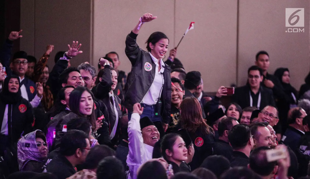 Pendukung capres nomor urut 01 Joko Widodo atau Jokowi menyanyikan yel-yel saat memberi dukungan dalam debat kedua capres di Hotel Sultan, Jakarta, Minggu (17/2). Dalam debat kedua ini tidak ada kisi-kisi. (Liputan6.com/Faizal Fanani)