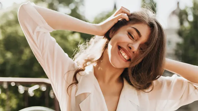 wanita oktober tawa baju putih