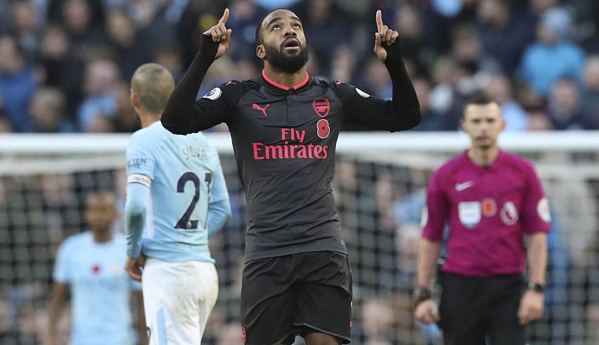 Striker Arsenal, Alexandre Lacazette, merayakan gol ke gawang Manchester City pada laga Premier League di Stadion Ettihad, Manchester, Minggu (5/11/2017). City menang 3-1 atas Arsenal. (AP/Martin Rickett)