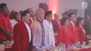 Ketua Umum PKPI, AM Hendropriyono bersama Wakil Presiden ke-6 Tri Sutrisno menyanyikan lagu Indonesia Raya dalam acara Syukuran PKPI di Cipayung, Jakarta, Jumat (29/12). (Liputan6.com/Faizal Fanani)
