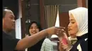 Reaksi warganet melihat momen hangat tersebut mendoakan keduanya rujuk. Sekedar informasi, Nathalie dan Sule resmi cerai sejak 2022 lalu. Dari pernikahannya, dikaruniai seorang anak. [Youtube/SUNAH FAMILY OFFICIAL]