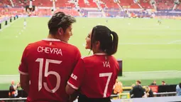 Via Vallen dan Chevra Yolandi saling bertatapan mengenakan jersey Manchester United dengan nama masing-masing. Vallen mengaku sangat bahagia karena mengunjungi Old Trafford dengan Chevra Yolandi. (Instagram/viavallen)
