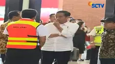 Kehadiran Jokowi didampingi sang cucu, Jan Ethes, tak urung menarik perhatian para penumpang pesawat di bandara.