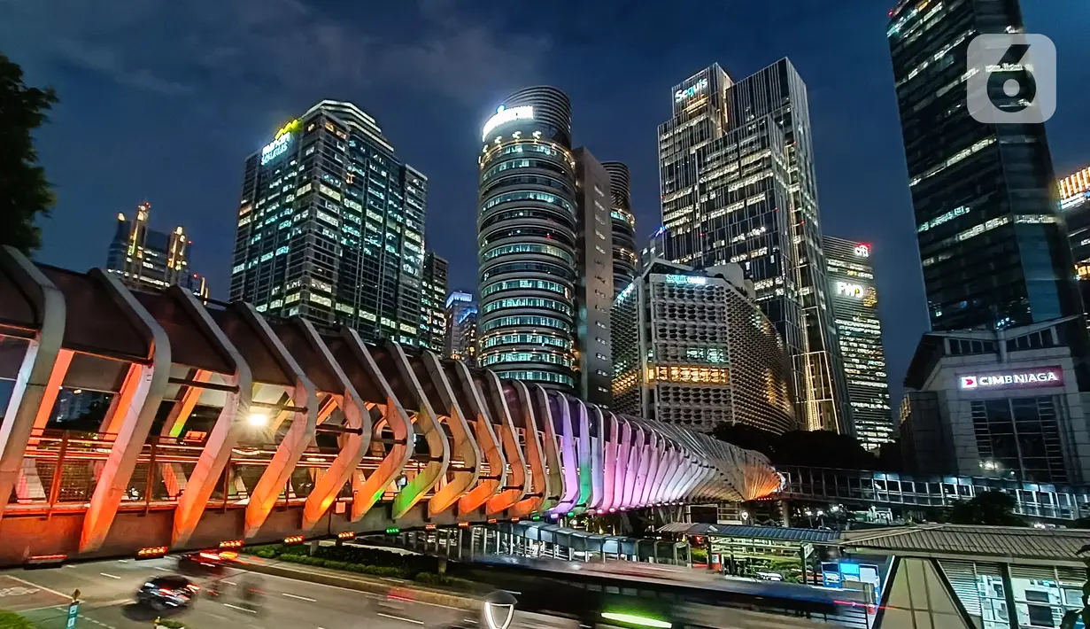 Gemerlap jembatan penyeberangan orang (JPO) GBK pada malam hari saat menggunakan kamera realme 9 Pro Plus dengan sensor Sony IMX76, Jakarta, Kamis (24/02/2022). Kamera ini didukung oleh teknologi AI Noise Reduction Engine 3.0 yang dapat menghasilkan foto minim noise. (Liputan6.com/Fery Pradolo) 