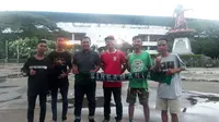Anggota Singa Mania di Stadion Manahan, Solo, untuk mendukung Sriwijaya FC di babak 8 besar Piala Presiden 2018. (Bola.com/Ronald Seger Prabowo)