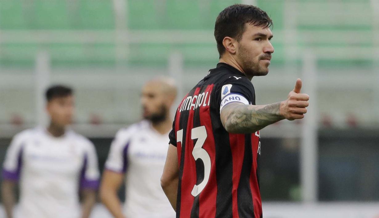 Pemain AC Milan, Alessio Romagnoli, melakukan selebrasi usai mencetak gol ke gawang Fiorentina pada laga Liga Italia di Stadion San Siro, Minggu (29/11/2020). AC Milan menang dengan skor 2-0. (AP/Luca Bruno)