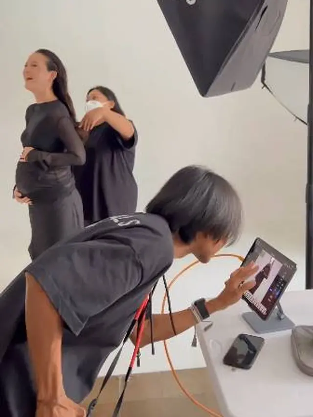 Hamil Anak Pertama, Ini 7 Pemotretan Maternity Shoot Julie Estelle