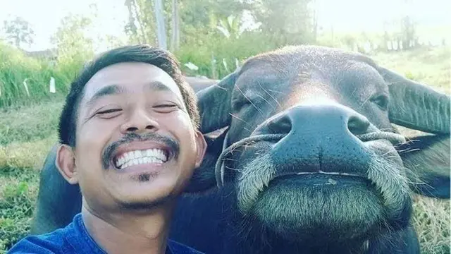 6 Potret Aksi Kocak Hewan saat Foto Bareng Manusia Ini Bikin Ketawa Geli