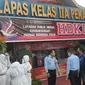 Pegawai dan tim medis yang menangani warga binaan terkonfirmasi Covid-19 di Lapas Pekanbaru. (Liputan6.com/M Syukur)