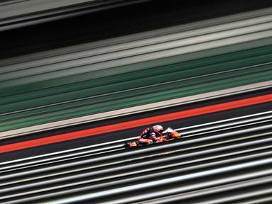 Pembalap Red Bull KTM, Brad Binder memacu motornya saat tes pramusim MotoGP 2024 di Sepang International Circuit, Sepang, Malaysia, Rabu (07/02/2024). (AFP/Mohd Rasfan)