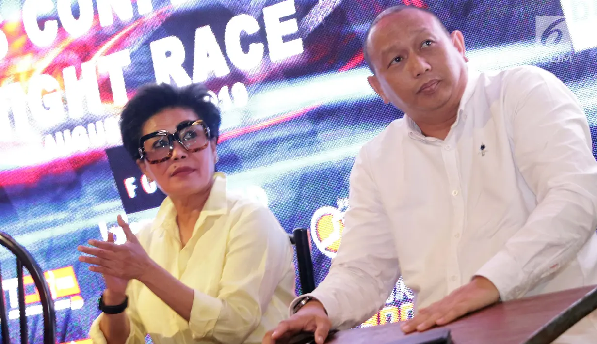 GM Sentul International Sirkuit, Lola Moenek (kiri) dan Ketua IMI DKI Jakarta Anondo Eko saat memberi keterangan terkait pelaksanaan ISSOM Night Race 2019 di Jakarta, Selasa (20/8/2019). Gelaran tersebut akan dimeriahkan dengan kejuaraan Indonesia Drift Prix 2019. (Liputan6.com/Helmi Fithriansyah)