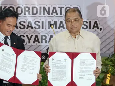 Menteri Koordinator Bidang Hukum, Hak Asasi Manusia, Imigrasi, dan Pemasyarakatan Indonesia Yusril Ihza Mahendra (kiri) dan Wakil Menteri Kehakiman Filipina Raul Vasquez usai penandatanganan dokumen terkait rencana pemulangan terpidana mati Mary Jane Veloso di Kantor Kemenko Kumham Imipas, Jakarta, Jumat (6/12/2024). (Liputan6.com/Herman Zakharia)