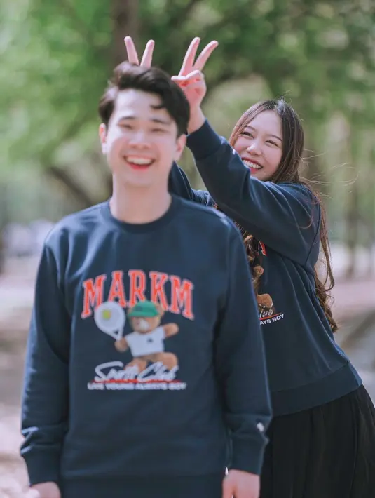 Melalui beberapa foto manis di Seoul, Korea Selatan, Jess No Limit dan Sisa Kohl memamerkan potret berpose mesra mengenakan baju couple. Foto: Instagram.