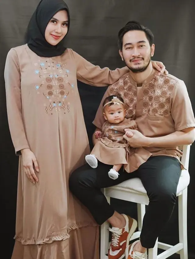 7 Potret Seleb Pakai Baju Muslim Senada Sekeluarga, Kompak Bisa Jadi Inspirasi