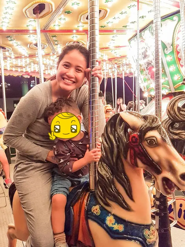 6 Potret Terbaru Vina Candrawati, Istri Denny Darko yang Ahli Lukis Pasir