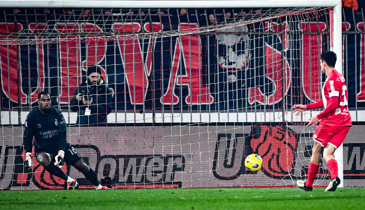 Kiper AC Milan, Mike Maignan (kiri) gagal mengantisipasi tendangan penalti pemain Monza, Matteo Pessina pada laga lanjutan Liga Italia 2023/2024 di Brianteo stadium, Monza, Italia, Senin (19/02/2024) WIB. (AFP/Piero Cruciatti)