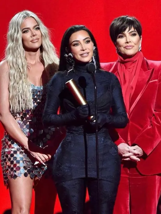 Penampilan Kim Kardashian di karpet merah memang paling ditunggu-tunggu. Ibu dari 4 anak ini selalu mencuri perhatian dengan busana eksentrik yang ditampilkan. Termasuk gaya ikonisnya dengan kostum tertutup. (Instagram/kimkardashian).