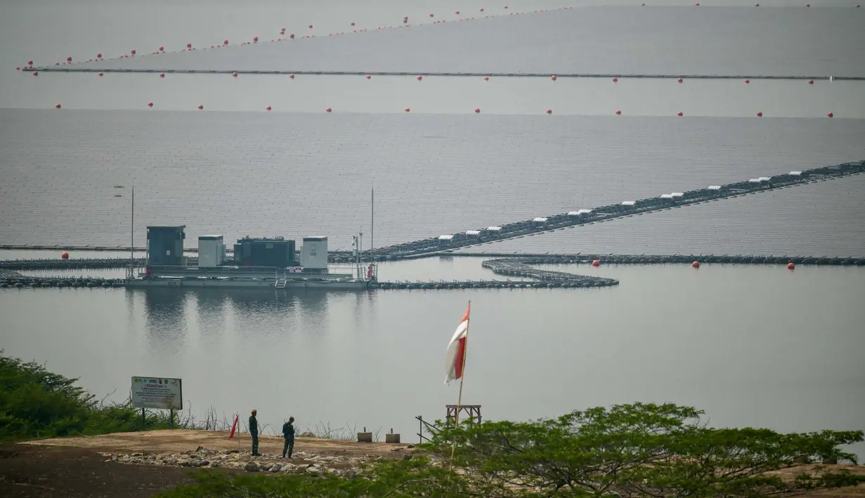 Suasana Pembangkit Listrik Tenaga Surya (PLTS) terapung yang dapat menghasilkan 192 mega watt listrik di Waduk Cirata, Jawa Barat, pada tanggal 9 November 2023 sesaat sebelum diresmikan oleh Presiden Joko Widodo. (BAY ISMOYO/AFP)