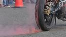 Ban seorang freestyler mengeluarkan asap saat melakukan atraksi freestyle sepeda motor dalam Festival Damai Millenial Road Safety di Monas, Jakarta, Minggu (23/6/2019). Festival ini menyosialisasikan disiplin berlalu lintas serta merajut persatuan dan kesatuan. (merdeka.com/Iqbal Nugroho)