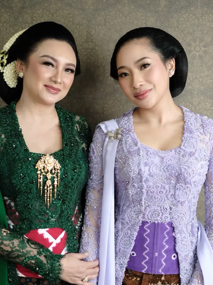 Tata Cahyani di Hari Pernikahan Darma Mangkuluhur. [@riskymakeup]