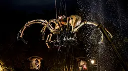 Robot mekanik laba-laba raksasa Ariane bergerak dari atap Hotel-Dieu saat melakukan pertunjukan di Toulouse, Prancis pada 1 November 2018. Pertunjukkan "Le Gardien du Temple" itu dilakukan oleh perusahaan teater, La Machine. (ERIC CABANIS / AFP)