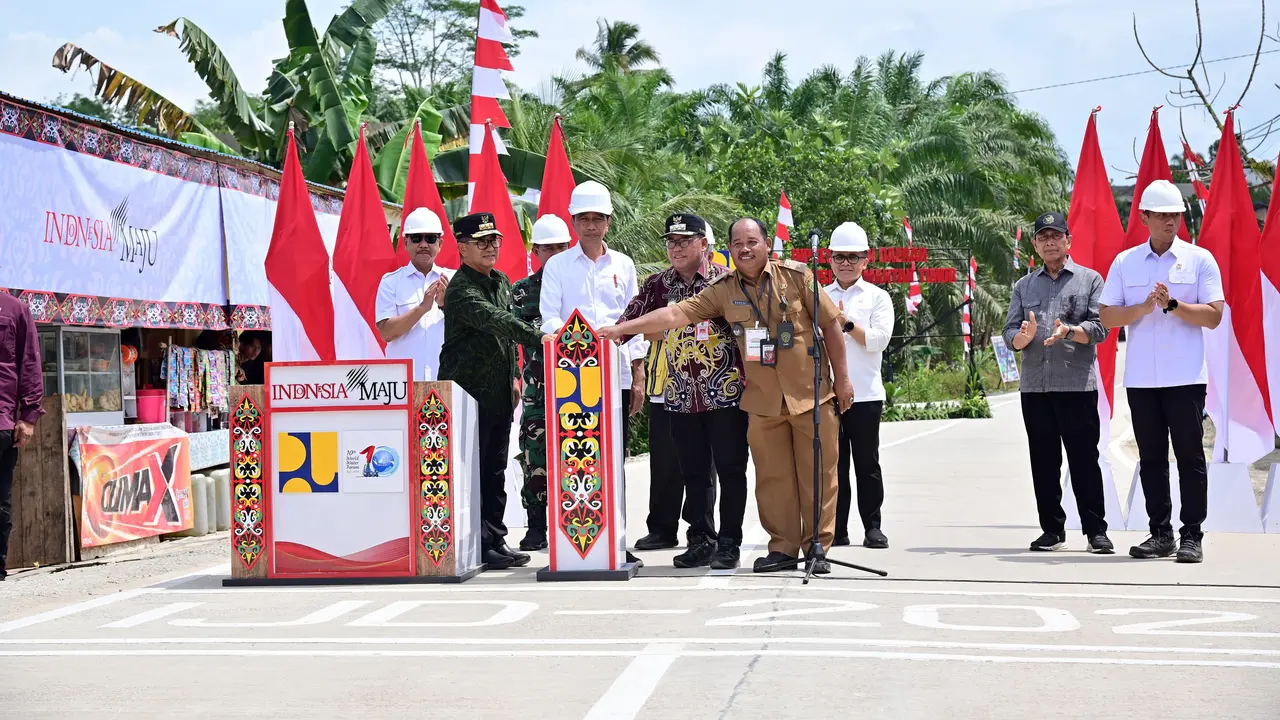 Jokowi meresmikan pelaksanaan Instruksi Presiden (Inpres) untuk pengembangan infrastruktur jalan di Provinsi Kalimantan Timur, Jumat (1/3/2024).