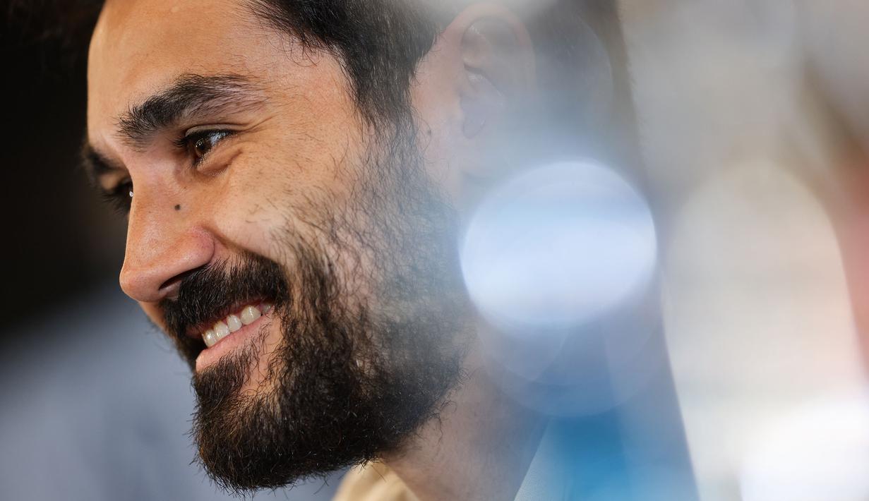 Pemain Jerman, Ilkay Gundogan melakukan konferensi pers mejelang laga persahabatan Timnas Jerman melawan Timnas Kolombia di Frankfurt am Mai, Jerman, 19 Juni 2023. Gundogan tak memperpanjang kontraknya dengan Manchester City meski pada musim sebelumnya berhasil menyabet Trable Winner. Ia pun memilih Barcelona sebagai pelabuhan selanjutnya dengan status bebas transfer. (AFP/Daniel Roland)