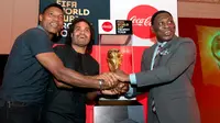 Trofi Piala Dunia saat dipamerkan di Lagos, Nigeria, Jumat (9/3/2018). (Twitter/FIFA)